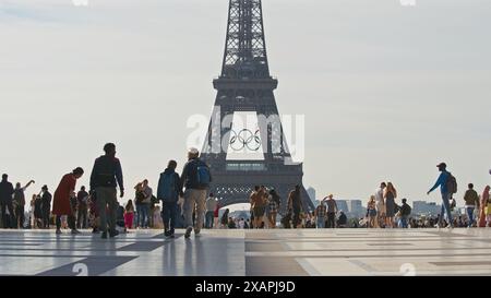 Gli anelli Olimpici sono esposti sulla Torre Eiffel a Parigi, Francia Foto Stock
