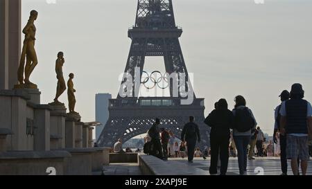 Gli anelli Olimpici sono esposti sulla Torre Eiffel a Parigi, Francia Foto Stock