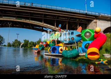 Un parco giochi è visibile in un'area allagata. Le persistenti piogge nella Germania meridionale stanno causando un aumento del livello dell'acqua nella zona olandese vicino alla Germania. d. nella città di Lobith, al confine con la Gheldria, è stato misurato un livello di 12,85 metri sopra il piano nazionale di pesca (la base utilizzata per misurare il livello dell'acqua). A Nijmegen, parti basse della banchina e intorno al porto di Waalkade sono sott'acqua. Il livello dell'acqua del Reno ha raggiunto un picco il venerdì mattina, ma era meno alto di quanto inizialmente previsto. L'aspettativa era che l'acqua salisse a più di 13 metri sopra NAP. (Foto di Ana Fernandez/SOPA IMA Foto Stock