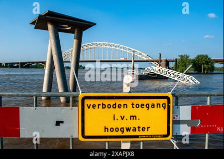 Un segnale di avvertimento di un'area allagata. Le persistenti piogge nella Germania meridionale stanno causando un aumento del livello dell'acqua nella zona olandese vicino alla Germania. d. nella città di Lobith, al confine con la Gheldria, è stato misurato un livello di 12,85 metri sopra il piano nazionale di pesca (la base utilizzata per misurare il livello dell'acqua). A Nijmegen, parti basse della banchina e intorno al porto di Waalkade sono sott'acqua. Il livello dell'acqua del Reno ha raggiunto un picco il venerdì mattina, ma era meno alto di quanto inizialmente previsto. L'aspettativa era che l'acqua salisse a più di 13 metri sopra NAP. (Foto di Ana Fernandez/SOPA Images/si Foto Stock