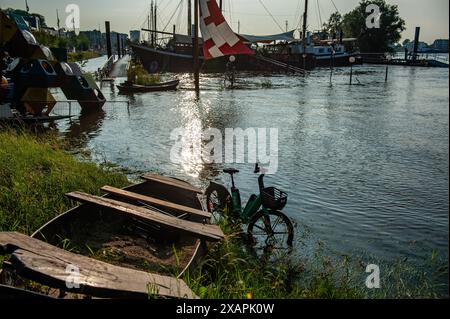 Una bicicletta è parcheggiata in un'area allagata. Le persistenti piogge nella Germania meridionale stanno causando un aumento del livello dell'acqua nella zona olandese vicino alla Germania. d. nella città di Lobith, al confine con la Gheldria, è stato misurato un livello di 12,85 metri sopra il piano nazionale di pesca (la base utilizzata per misurare il livello dell'acqua). A Nijmegen, parti basse della banchina e intorno al porto di Waalkade sono sott'acqua. Il livello dell'acqua del Reno ha raggiunto un picco il venerdì mattina, ma era meno alto di quanto inizialmente previsto. L'aspettativa era che l'acqua salisse a più di 13 metri sopra NAP. (Foto di Ana Fernandez/SOPA IM Foto Stock