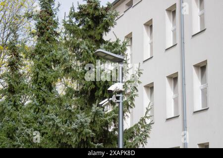 Telecamere di sicurezza montate sul montante della lampada a LED Foto Stock