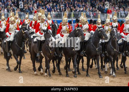 Londra, Regno Unito, 8 giugno 2024. Centinaia di cavalli militari operativi e più di mille soldati a doppio ruolo della Household Division dell’esercito britannico prendono parte alla rivista del colonnello alla parata di Horseguard. Questo evento è l'ultima parata prima della parata del compleanno del re. Crediti: A.A. Gill/Alamy Live News Foto Stock