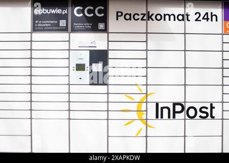 Poznan, Polonia - 04.14.2024: Macchina postale automatica InPost Foto Stock