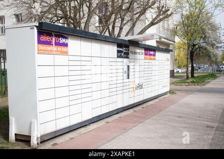 Poznan, Polonia - 04.14.2024: Macchina postale automatica InPost Foto Stock