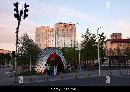 Non esclusiva: DNIPRO, UCRAINA - 30 MAGGIO 2024 - Uspenska Square è raffigurata al crepuscolo a Dnipro, Ucraina centro-orientale. Foto Stock