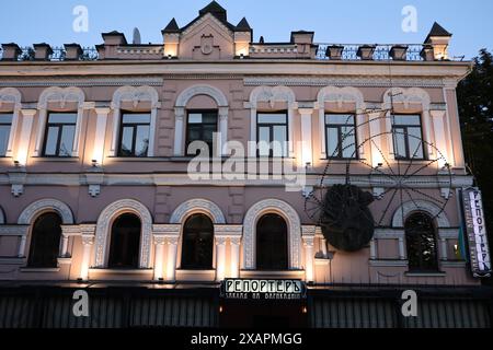 Non esclusivo: DNIPRO, UCRAINA - 30 MAGGIO 2024 - il ristorante Reporter è raffigurato al crepuscolo a Dnipro, Ucraina centro-orientale. Foto Stock