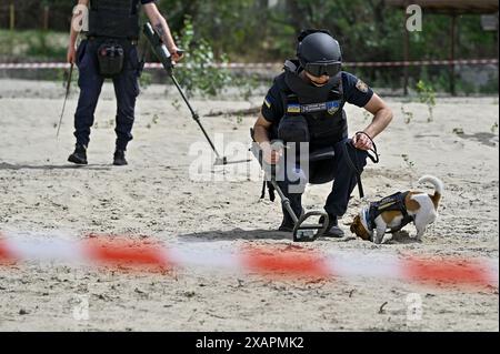 Non esclusivo: ZAPORIZHZHIA, UCRAINA - 5 GIUGNO 2024 - Capo dell'unità EOD di sminamento subacqueo e umanitario del dipartimento principale dello Stato Foto Stock