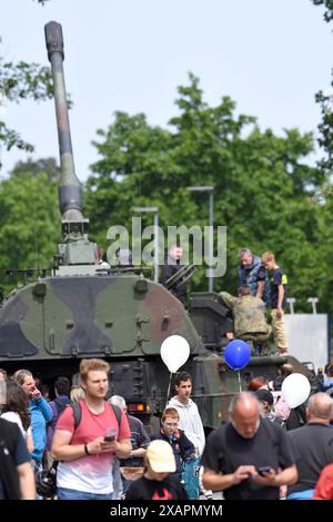 Rostock, Germania. 8 giugno 2024. I visitatori del Bundeswehr Day presso la base navale di Rostock-Hohe Düne ammirano l'obice semovente Panzerhaubitze 2000 in mostra. Crediti: Frank Hormann/dpa-Zentralbild/dpa/Alamy Live News Foto Stock