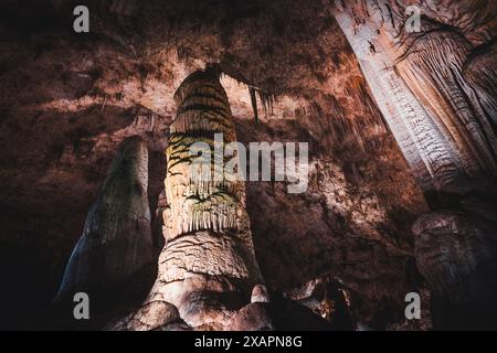 Stalgmite ha chiamato il gigante nella caverna di Carlsbad Foto Stock