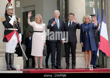 Parigi, Francia. 8 giugno 2024. Il presidente francese Emmanuel Macron (2R) e sua moglie Brigitte (R) salutano il presidente Joe Biden e sua moglie Jill (L) all'Elysee Palace di Parigi, in Francia, sabato 8 giugno 2024. Macron ha ospitato Biden per i colloqui sul commercio, Gaza e Ucraina. Foto di Maya Vidon-White/UPI credito: UPI/Alamy Live News Foto Stock