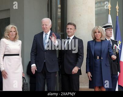 Parigi, Francia. 8 giugno 2024. Il presidente francese Emmanuel Macron (2R) e sua moglie Brigitte (R) salutano il presidente Joe Biden e sua moglie Jill (L) all'Elysee Palace di Parigi, in Francia, sabato 8 giugno 2024. Macron ha ospitato Biden per i colloqui sul commercio, Gaza e Ucraina. Foto di Maya Vidon-White/UPI credito: UPI/Alamy Live News Foto Stock