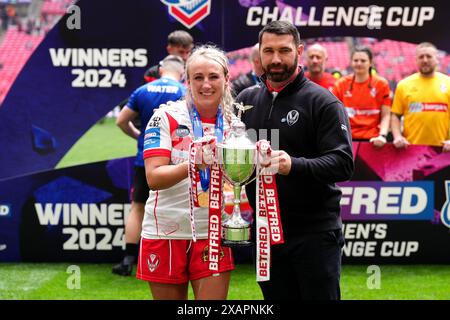 Jodie Cunningham (a sinistra) dei St Helens e il capo-allenatore Matty Smith con il trofeo dopo la vittoria nella finale della Betfred Women's Challenge Cup al Wembley Stadium di Londra. Data foto: Sabato 8 giugno 2024. Foto Stock