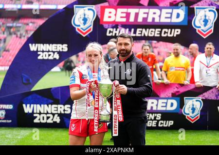 Jodie Cunningham (a sinistra) dei St Helens e il capo-allenatore Matty Smith con il trofeo dopo la vittoria nella finale della Betfred Women's Challenge Cup al Wembley Stadium di Londra. Data foto: Sabato 8 giugno 2024. Foto Stock