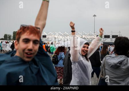 Porto, Portogallo. 7 giugno 2024. All'ingresso del Festival il 2° giorno del Primavera Sound Music Festival che si tiene al parco cittadino di Porto Portogallo il 7 giugno 2024. Il maltempo costringe la cancellazione dei concerti al Primavera Sound Porto 2024. Porto è in allarme giallo a causa delle condizioni meteorologiche. Venerdì e sabato anteprima per avere vento e pioggia forti su tutta la costa settentrionale. L'organizzazione ritardò e cancellò alcuni concerti sul palco di Super Bock. Il maltempo costringe la cancellazione dei concerti al Primavera Sound Porto 2024. Credito: SOPA Images Limited/Alamy Live News Foto Stock