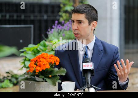 Bucarest, Romania. 23 maggio 2024. Mihai Popsoi, vice primo ministro moldavo e ministro degli Esteri, parla durante un'intervista esclusiva con Xinhua a Bucarest, Romania, 23 maggio 2024. PER ANDARE AL "colloquio: La Moldova cerca di rafforzare i legami con la Cina, afferma il vice primo ministro" credito: Cristian Cristel/Xinhua/Alamy Live News Foto Stock