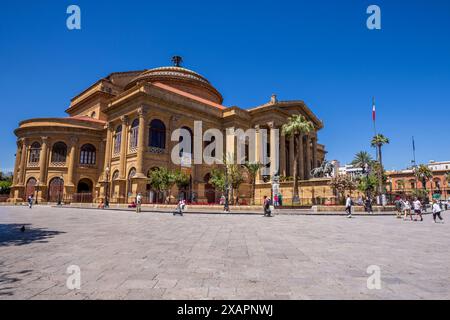 Il Teatro dell'Opera di Palermo in Piazza Giuseppe Verdi, Palermo, Sicilia Foto Stock