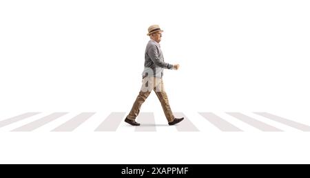 Foto a tutta lunghezza di un anziano gentiluomo che cammina in un passaggio pedonale isolato su sfondo bianco Foto Stock