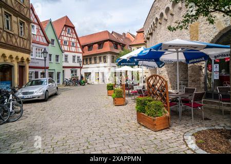 Die historische Altstadt von Dettelbach am Main in Unterfranken die historische Altstadt von Dettelbach am Main in Unterfranken mit malerischen Gebäuden innerhalb der Stadtmauer Dettelbach Bayern Deutschland *** il centro storico di Dettelbach am Main nella bassa Franconia centro storico di Dettelbach am Main nella bassa Franconia con pittoreschi edifici all'interno delle mura cittadine Dettelbach, Baviera, Germania Foto Stock