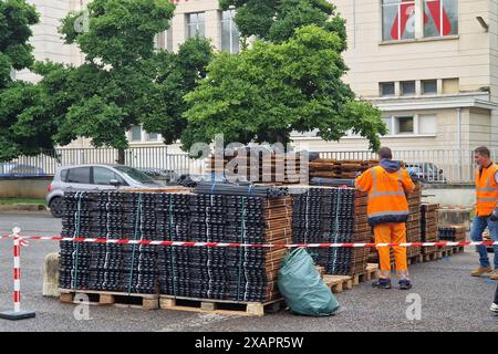 Distribuzione gratuita di compostatori da giardino da parte di Lyon Metropole Services, periferia di Lione, Francia Foto Stock