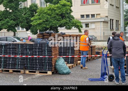 Distribuzione gratuita di compostatori da giardino da parte di Lyon Metropole Services, periferia di Lione, Francia Foto Stock