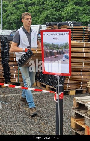 Distribuzione gratuita di compostatori da giardino da parte di Lyon Metropole Services, periferia di Lione, Francia Foto Stock