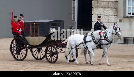 Horse Guards Parade Londra, Regno Unito. 8 giugno 2024. La rivista del colonnello della trooping of the Colour per la parata del compleanno del re si svolge. Questa prova formale della Parata cerimoniale di Stato è la revisione formale finale in uniforme completa delle truppe e dei cavalli prima di sfilare per la HM la Parata ufficiale del compleanno del Re il 15 giugno. I soldati sono ispezionati dal tenente generale Sir James Bucknall KCB CBE che prende il saluto, in sostituzione di Catherine, principessa del Galles. Immagine: Arriva la carrozza Sovereigns, vuota per l'occasione della revisione dei colonnelli. Crediti: Malcolm Park/Alamy li Foto Stock