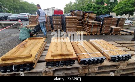 Distribuzione gratuita di compostatori da giardino da parte di Lyon Metropole Services, periferia di Lione, Francia Foto Stock