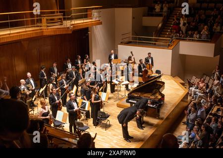 Solista e direttore d'orchestra che si inchina mentre riceve applausi, National Music Auditorium, Madrid, Spagna Foto Stock