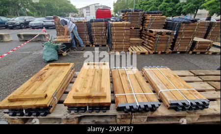 Distribuzione gratuita di compostatori da giardino da parte di Lyon Metropole Services, periferia di Lione, Francia Foto Stock