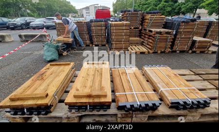 Distribuzione gratuita di compostatori da giardino da parte di Lyon Metropole Services, periferia di Lione, Francia Foto Stock