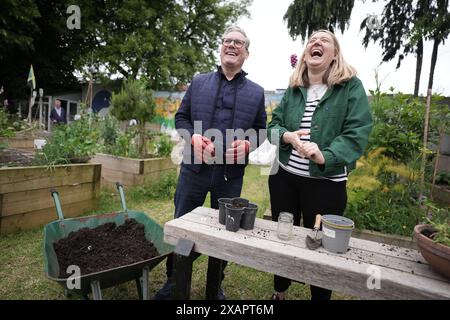 Il leader del Partito laburista Sir Keir Starmer intonava piante con il leader del Camden Council Georgia Gould durante una visita al Harlesden Town Garden nel nord-ovest di Londra, mentre si trovava sulle tracce della campagna elettorale generale. Data foto: Sabato 8 giugno 2024. Foto Stock