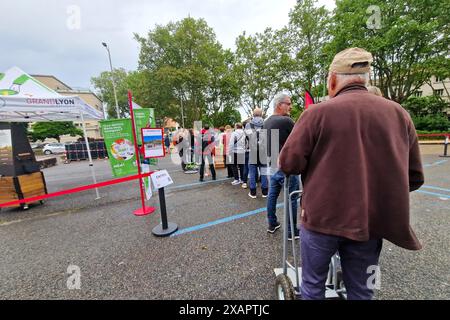 Distribuzione gratuita di compostatori da giardino da parte di Lyon Metropole Services, periferia di Lione, Francia Foto Stock