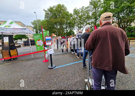 Distribuzione gratuita di compostatori da giardino da parte di Lyon Metropole Services, periferia di Lione, Francia Foto Stock