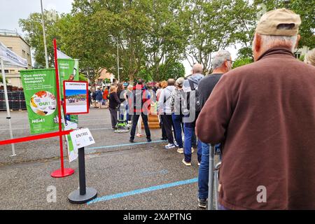 Distribuzione gratuita di compostatori da giardino da parte di Lyon Metropole Services, periferia di Lione, Francia Foto Stock