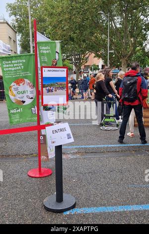 Distribuzione gratuita di compostatori da giardino da parte di Lyon Metropole Services, periferia di Lione, Francia Foto Stock