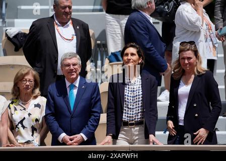 Parigi, Francia. 8 giugno 2024. il presidente del CIO Thomas Bach (2° L) e il ministro dello sport francese Amelie Oudea-Castera (2° R) sono ritratti durante la finale femminile di singolare in sedia a rotelle tra Zhu Zhenzhen della Cina e Diede De Groot dei Paesi Bassi al torneo di tennis Open di Francia al Roland Garros di Parigi, 8 giugno 2024. Crediti: Gao Jing/Xinhua/Alamy Live News Foto Stock