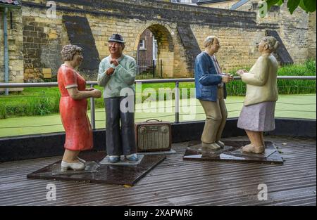 Statue, figure della gente comune nella città di Valkenburg sculture di Christel e Laura Lechner, Valkenburg, Limburgo, Paesi Bassi. Foto Stock