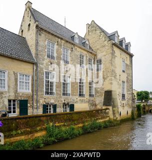 Canal de Geul nel centro storico di Valkenburg. Valkenburg aan de Geul nella provincia di Limburgo, Paesi Bassi. Foto Stock