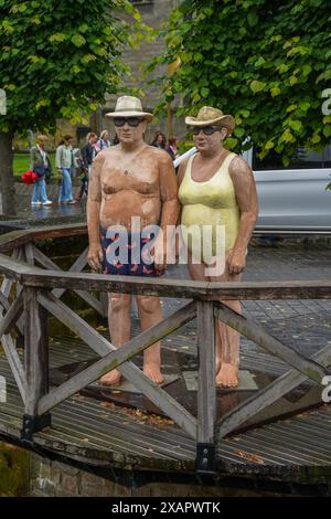 Statue, figure della gente comune nella città di Valkenburg sculture di Christel e Laura Lechner, Valkenburg, Limburgo, Paesi Bassi. Foto Stock