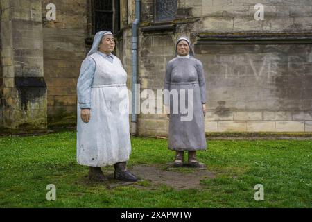 Statue, figure della gente comune nella città di Valkenburg sculture di Christel e Laura Lechner, Valkenburg, Limburgo, Paesi Bassi. Foto Stock