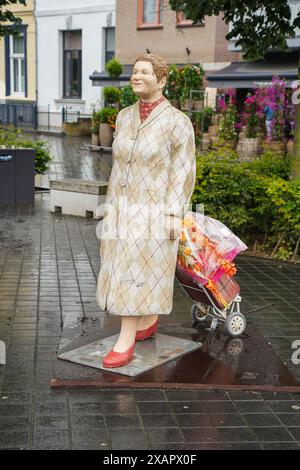 Statue, figure della gente comune nella città di Valkenburg sculture di Christel e Laura Lechner, Valkenburg, Limburgo, Paesi Bassi. Foto Stock