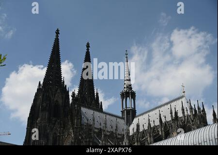 Der Kölner Dom, - offiziell Hohe Domkirche Sankt Petrus - mit den beiden Türmen ist die Kathedrale des Erzbistums Köln *** la Cattedrale di Colonia, ufficialmente la Cattedrale di San Pietro con le sue due torri, è la cattedrale dell'Arcidiocesi di Colonia Foto Stock