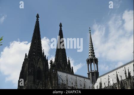 Der Kölner Dom, - offiziell Hohe Domkirche Sankt Petrus - mit den beiden Türmen und Dachreiter ist die Kathedrale des Erzbistums Köln *** la Cattedrale di Colonia, ufficialmente la Chiesa di San Pietro con le sue due torri e torrette di cresta, è la cattedrale dell'Arcidiocesi di Colonia Foto Stock