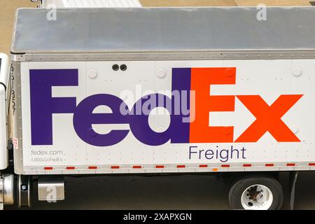 Washington DC, USA - 30 aprile 2024: Vista ravvicinata di un camion FedEx Federal Express parcheggiato all'esterno di un edificio di uffici nel centro della città Foto Stock