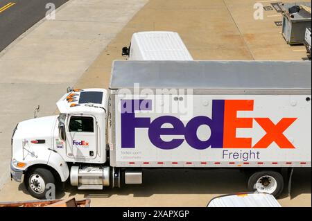 Washington DC, USA - 30 aprile 2024: Camion FedEx Federal Express parcheggiato fuori da un edificio di uffici nel centro della città Foto Stock