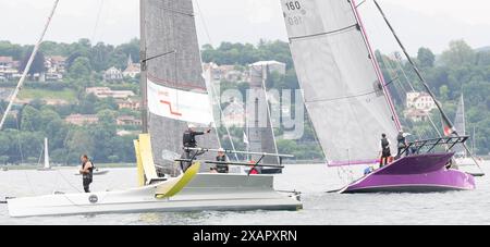 Ginevra Svizzera, 06/08/2024: QFX saltato da Thomas Jundt racing.con Carondimonio saltato da Gauvain Ramseier durante la regata Ginevra-Rolle-Ginevra. La regata Ginevra-Rolle-Ginevra, la più importante prima del Bol D'Or Mirabaud, si svolse nel lago di Ginevra. (Foto di Patrick Dancel/Alamy Foto Stock