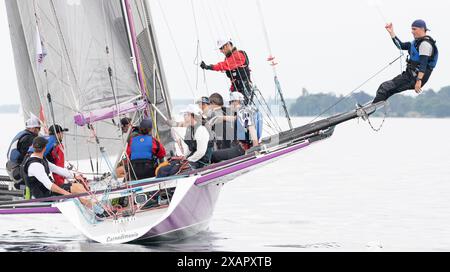 Ginevra Svizzera, 06/08/2024: Carondimonio saltato dalla corsa Gauvain Ramseier.durante la regata Ginevra-Rolle-Ginevra. La regata Ginevra-Rolle-Ginevra, la più importante prima del Bol D'Or Mirabaud, si svolse nel lago di Ginevra. (Foto di Patrick Dancel/Alamy Foto Stock