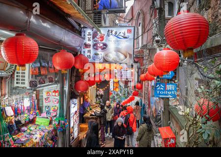 JIUFEN, TAIWAN - 27 FEBBRAIO 2017: I turisti passeggiano attraverso i pittoreschi vicoli di Jiufen. La città è un'attrazione turistica rinomata per la sua atmosfera unica Foto Stock