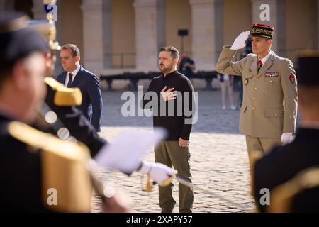 Praesident Wolodymyr Selenskyj zu Besuch in Frankreich Praesident Wolodymyr Selenskyj trifft Emmanuel Macron. Praesident Wolodymyr Selenskyj zu Besuch a Frankreich AM 07.06.2024, visita ufficiale del presidente dell'Ucraina in Francia, foto:Ufficio presidenziale dell'Ucraina via SVEN SIMON Fotoagentur GmbH & Co Pressefoto KG Prinzess-Luise-Str. 41 45479 M u e l h e i m / R u h r Tel. 0208/9413250 Fax. 0208/9413260 GLS Bank BLZ 430 609 67 KTO. 4030 025 100 IBAN DE75 4306 0967 4030 0251 00 BIC GENODEM1GLS www.svensimon.net Parigi Frankreich *** Presidente Volodymyr Selenskyj in visita alla Francia presieduta Foto Stock